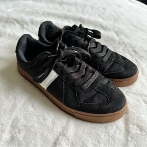 Cushionaire Women’s Bailey Sneaker Black White Size 7.5